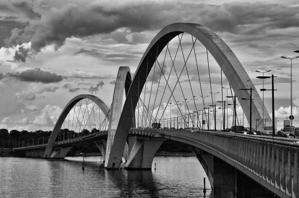 Ponte JK sobre o Lago Paranoá em Brasília, Distrito Federal