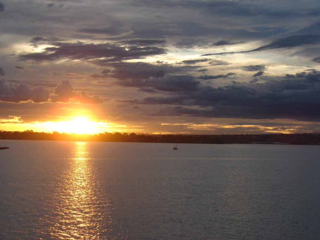 Lago Paranoá em Brasília ao pôr do sol