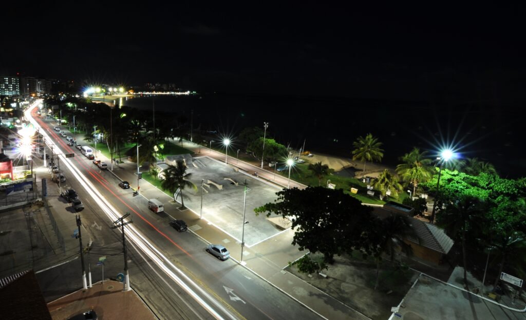 Praia de Pajuçara em Maceió, Alagoas, com mar azul e orla urbana