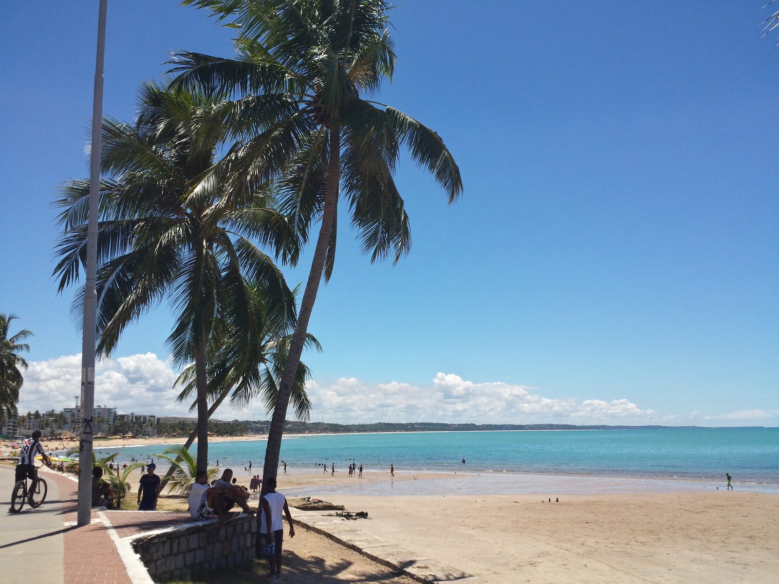 Praia de Ponta Verde em Maceió, Alagoas, com mar azul e faixa de areia