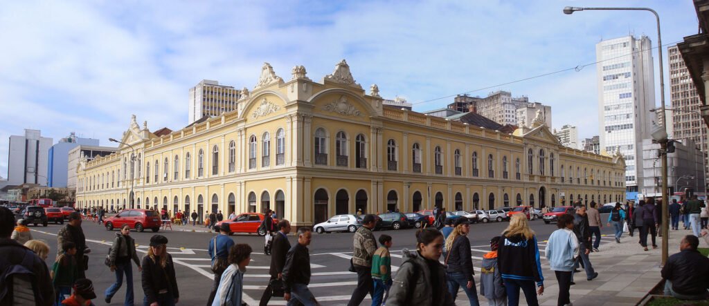 Fachada e entorno do Mercado Público de Porto Alegre