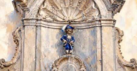 Manneken-Pis: as lendas e as roupas que fazem Bruxelas sorrir