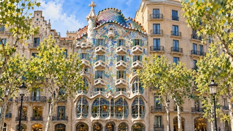 Fachada da Casa Batlló entre os edifícios do Passeig de Gràcia. Ilustração original de IA.