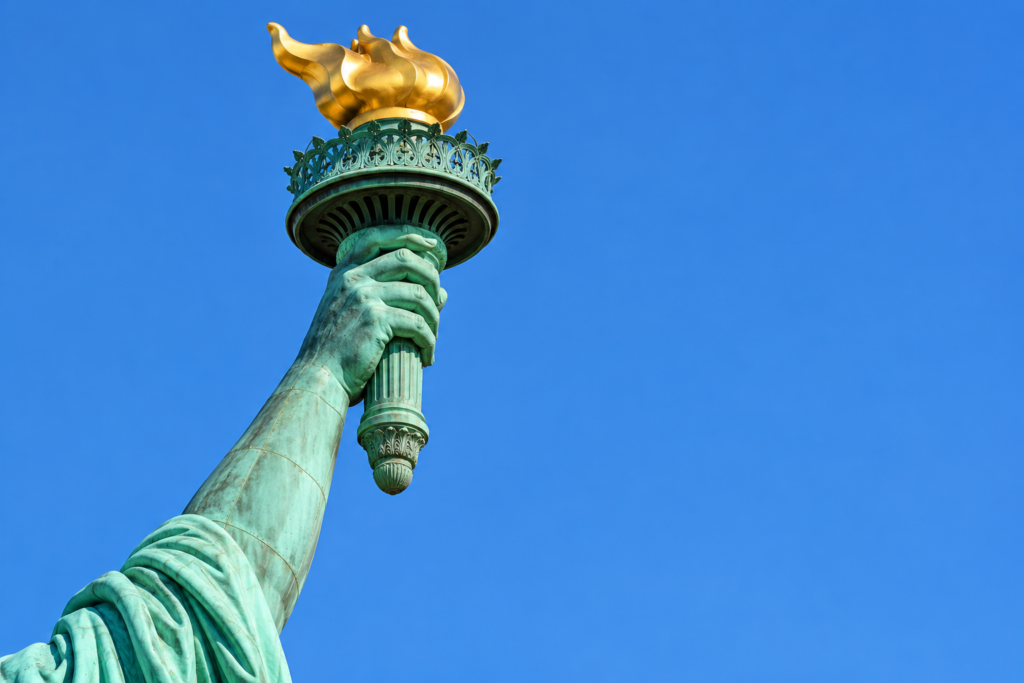 Detalhe ilustrativo da mão e tocha da Estátua da Liberdade
