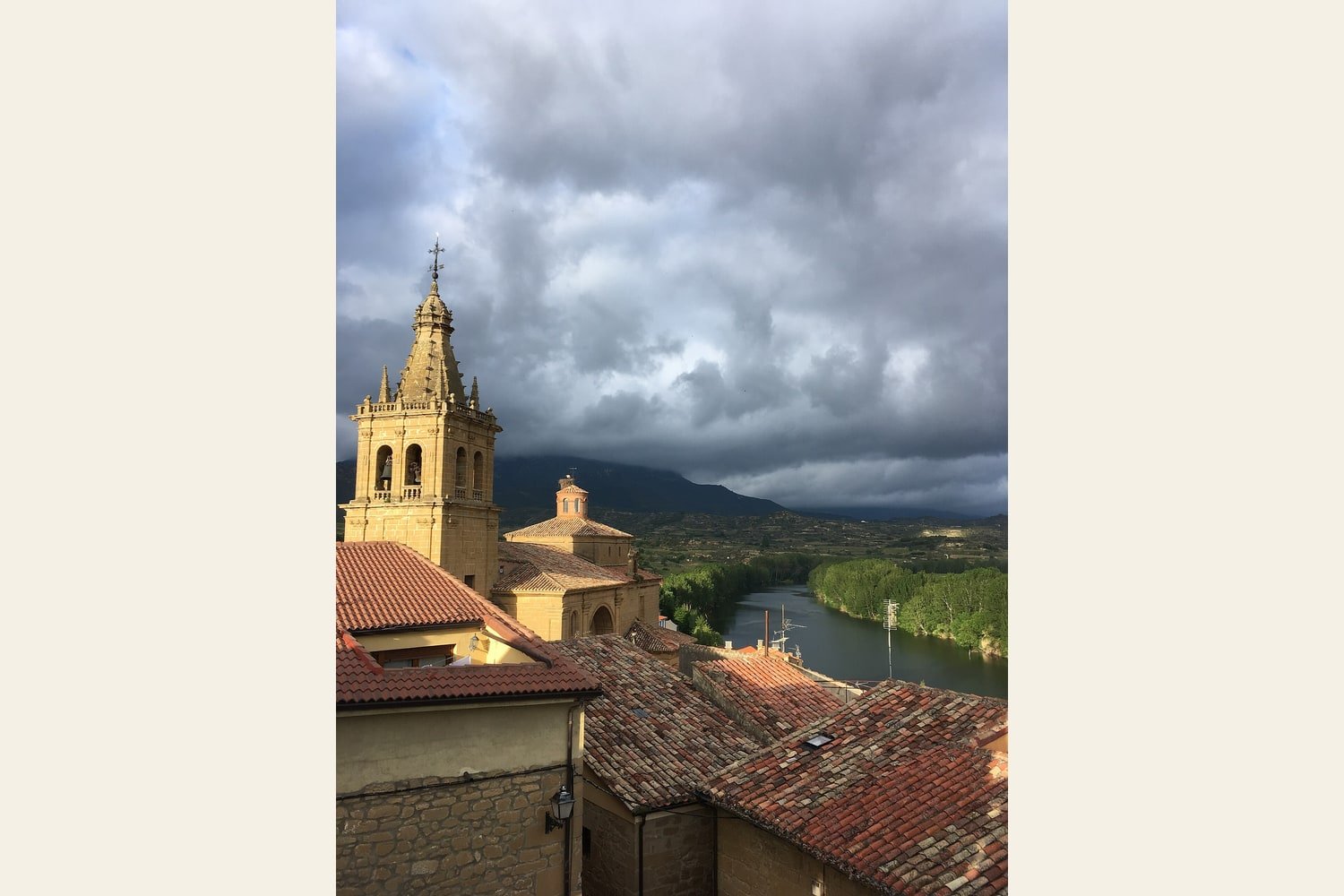 Rio Ebro e torre de igreja em Briñas