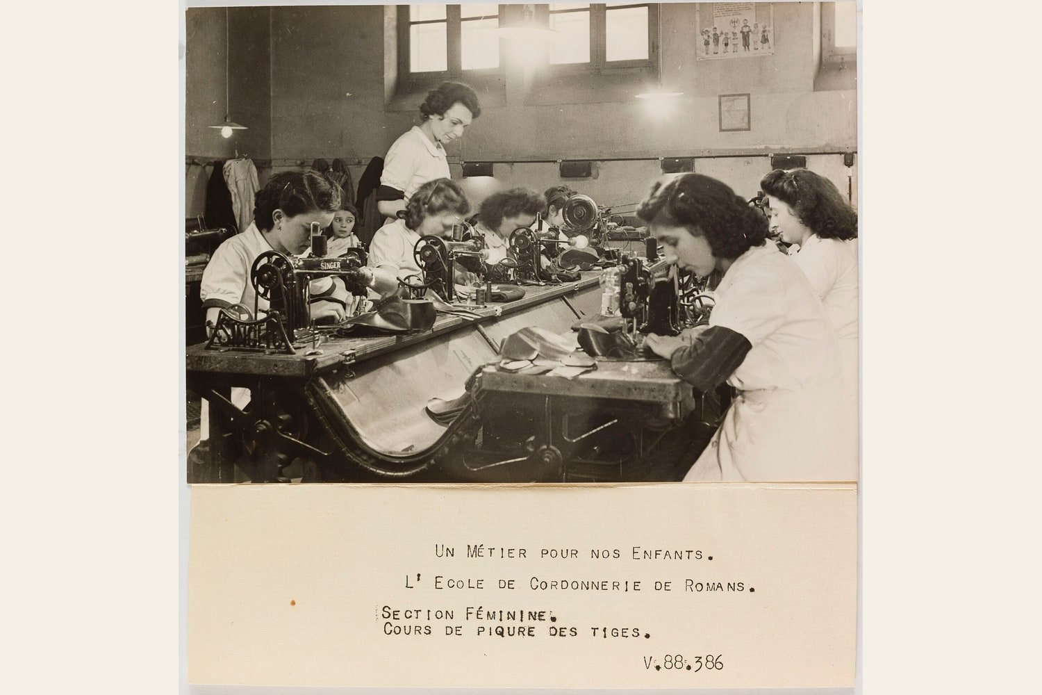 Aprendizes costurando calçados em fotografia histórica