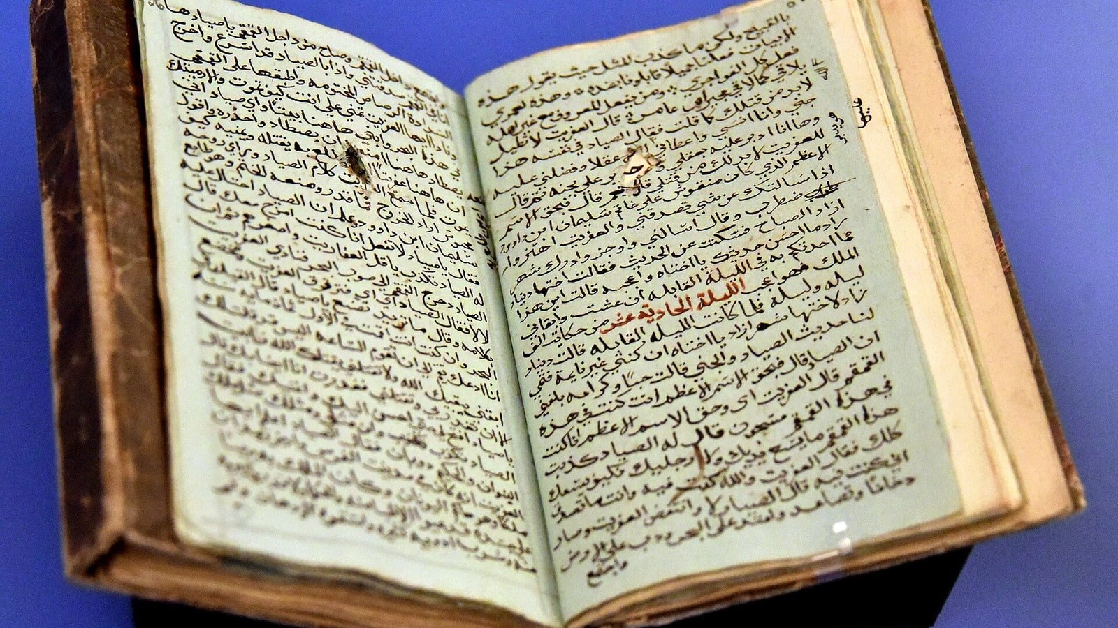 Páginas de manuscrito árabe de As Mil e Uma Noites do século XIX