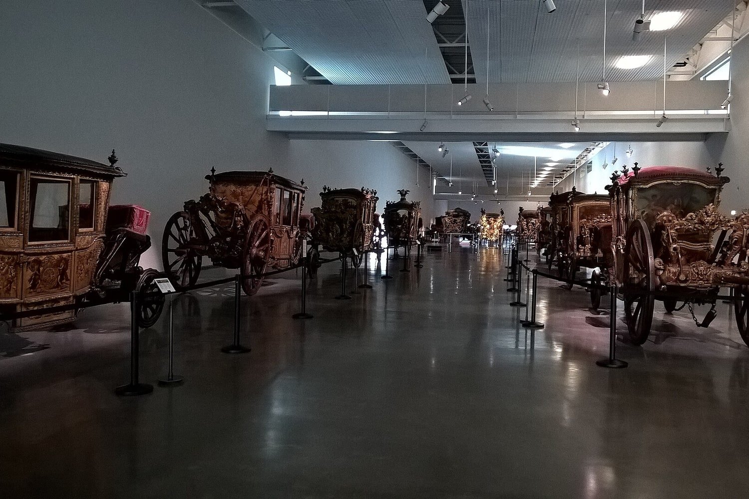 Coches históricos no Museu Nacional dos Coches