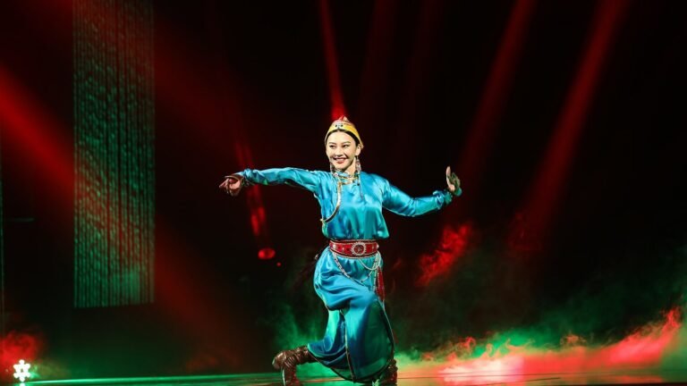 Apresentação identificada como dança tradicional mongol Biyelgee