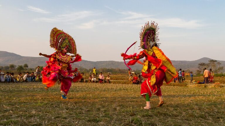 Artistas em apresentação de Chhau de Purulia