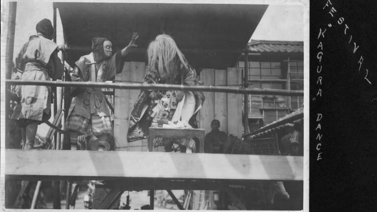 Apresentação de Kagura em fotografia histórica de 1914