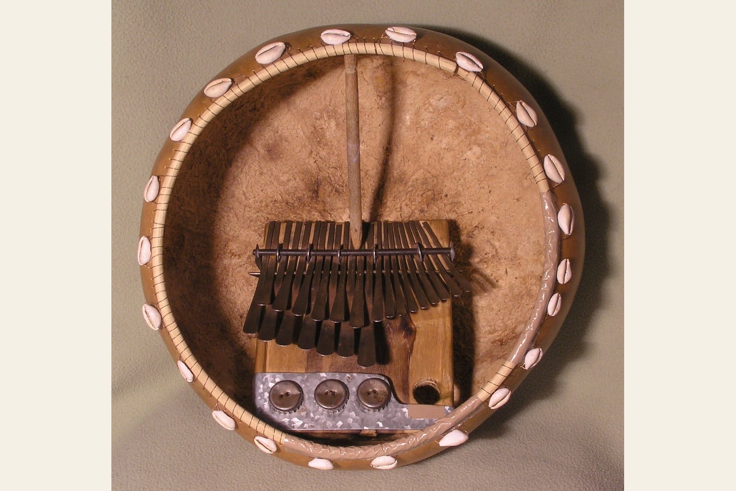 Mbira dzavadzimu dentro de um ressonador deze