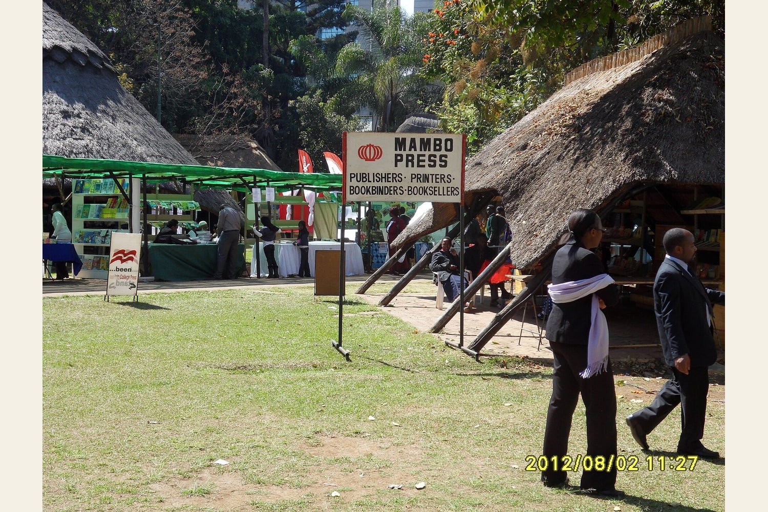 Bancas na feira do livro do Zimbabwe em 2012