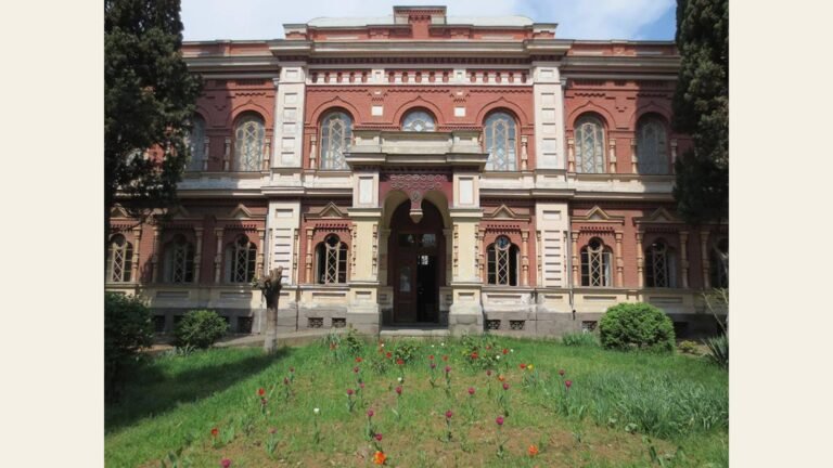 Fachada do Museu Estatal da Seda em Tbilisi