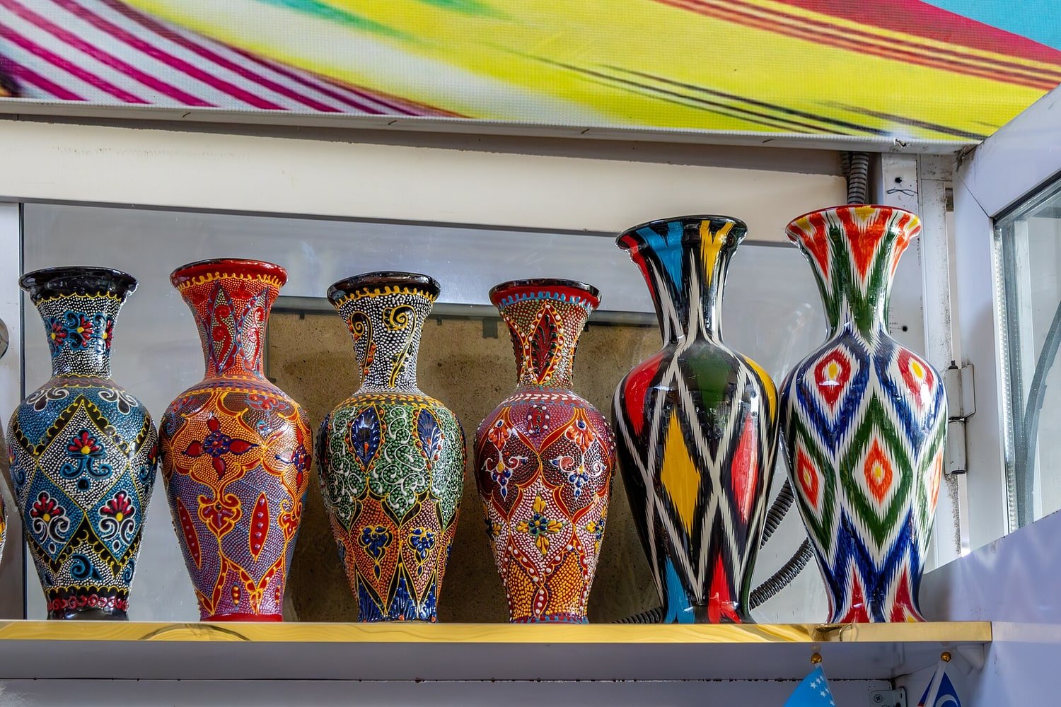 Vasos de cerâmica pintados no mercado Chorsu em Tashkent